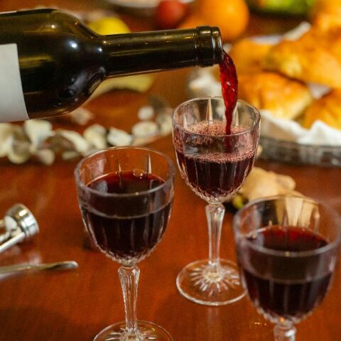 6 ερυθρές ετικέτες μέχρι 10€ για την Τσικνοπέμπτη