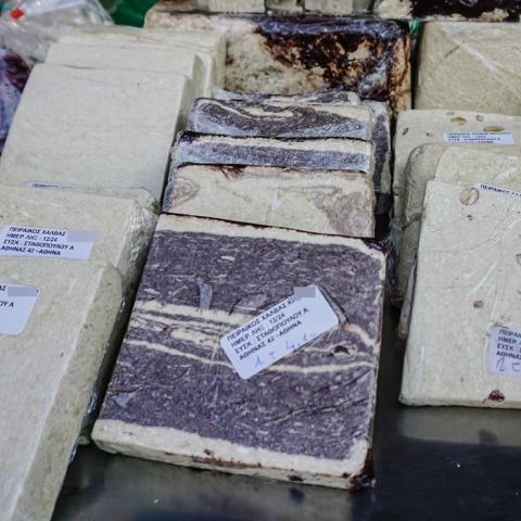 Χαλβάδες σε πάγκο