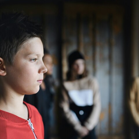 Ανήλικος και πίσω του άλλη ομάδα ανηλίκων