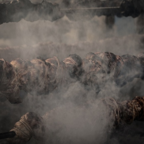 Στιγμότυπο από το ψήσιμο κρέατος την Τσικνοπέμπτη