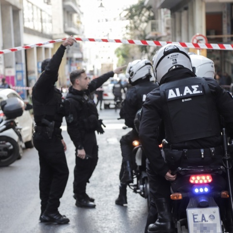 Αστυνομικοί έχουν αποκλείσει το σημείο όπου ερευνούν