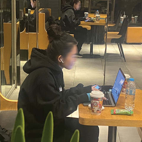 Σε βλέπω να δουλεύεις μόνη