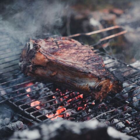 Τσικνοπέμπτη 2024: Ποια είναι η γιορτή της κρεατοφαγίας