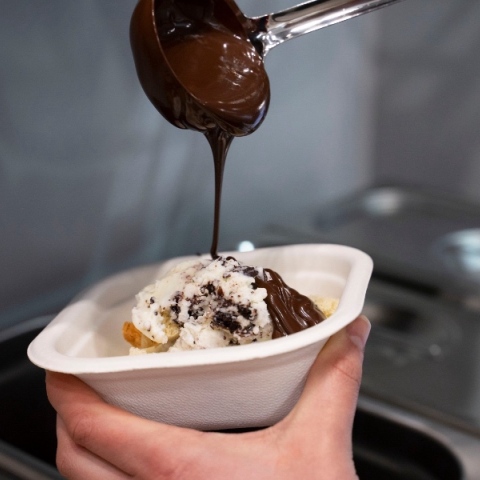 Πού θα φας τσουρέκι με παγωτό και σοκολάτα αργά το βράδυ