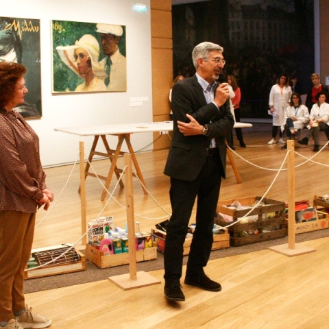 Η Συραγώ Τσιάρα και ο Αλέξης Κανιάρης στην "Αστυγραφία' μπροστά στην εγκατάσταση "Arrivederci Willkomen" του Βλάση Κανιάρη