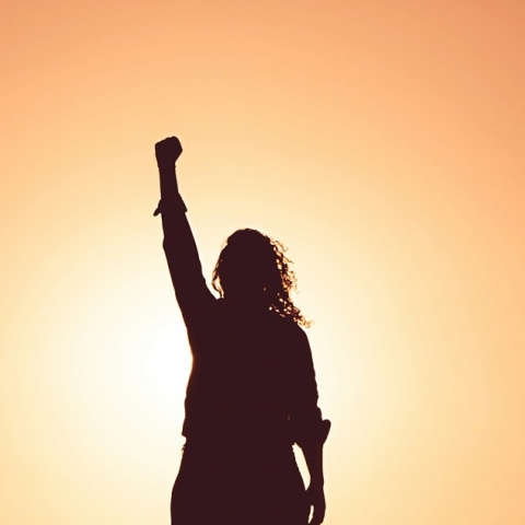 Γυναίκα με υψωμένο το χέρι 