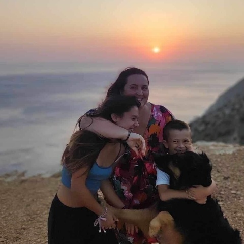 Η Έφη Γεωργακά με τα δύο από τα τρία της παιδιά στη Γαύδο