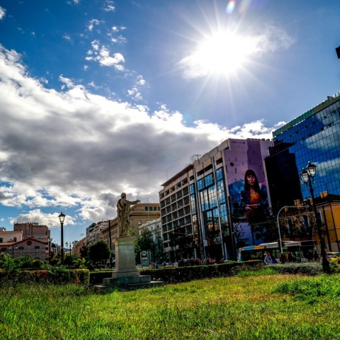 Ηλιοφάνεια με λίγα σύννεφα στο κέντρο της Αθήνας