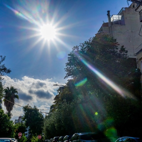 Ηλιοφάνεια και λίγα σύννεφα στον αττικό ουρανό