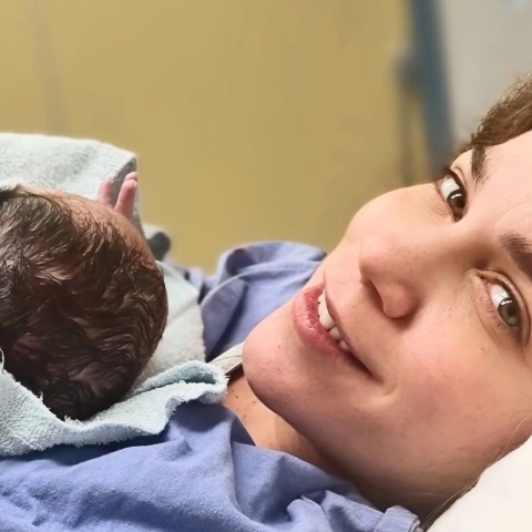 Η Κατερίνα Στικούδη αγκαλιά με τον δεύτερο γιο της, Νικόλα