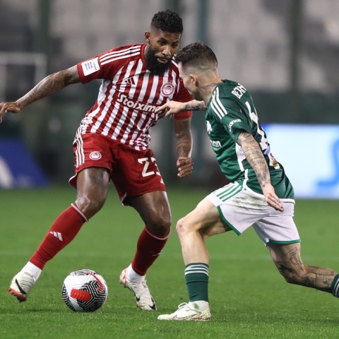 Παίκτης του Ολυμπιακού με παίκτη του Παναθηναϊκού σε φάση κατά τη διάρκεια αγώνα