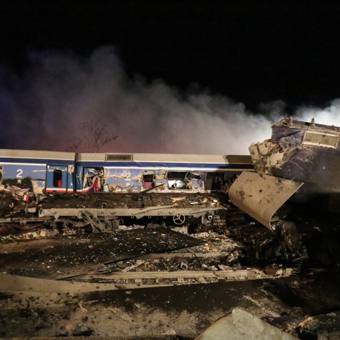 Βαγόνια της επιβατικής αμαξοστοιχίας μετά τη σύγκρουση των τρένων στα Τέμπη