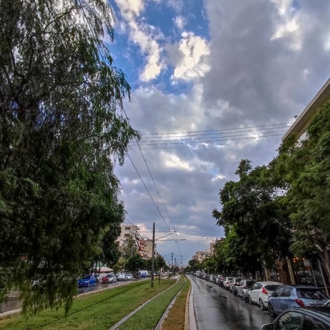 Σύννεφα πάνω από κεντρικό δρόμο της Νέας Σμύρνης