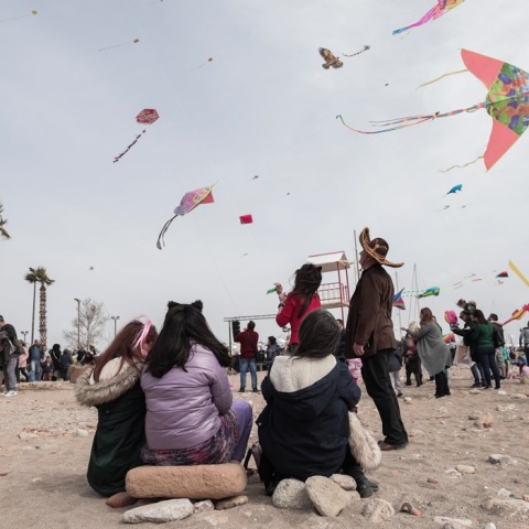 Παιδιά ντυμένα αποκριάτικα φορούν τις στολές τους και πετούν χαρταετό την Καθαρά Δευτέρα