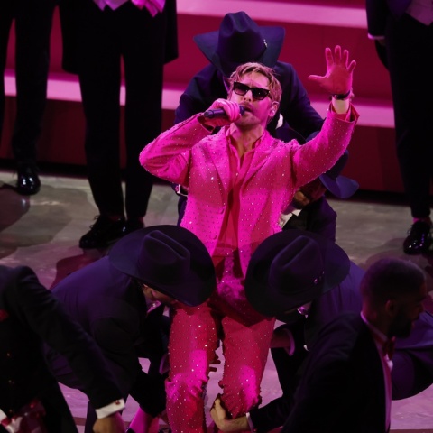 Ο Ryan Gosling με ροζ κουστούμι και γάντια τραγούδησε στη σκηνή των Οσκαρ 2024 το τραγούδι από την ταινία Barbie «I' m Just Ken»