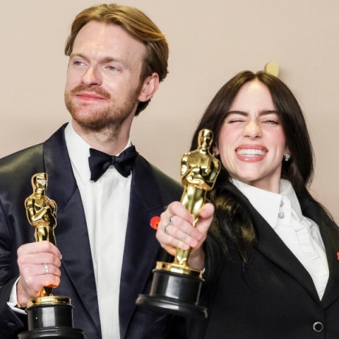 Η Billie Eilish και ο αδερφός είναι οι νεότεροι άνθρωποι που κερδίζουν 2 Όσκαρ – Slay Billie!