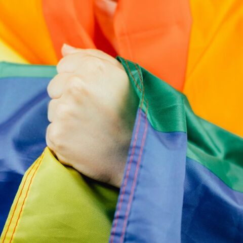 Ρωσία: Πρόστιμο σε δύο γυναίκες επειδή δημοσίευσαν βίντεο με το φιλί τους - Κρίθηκαν ένοχες για «προπαγάνδα υπέρ των μη παραδοσιακών σχέσεων».