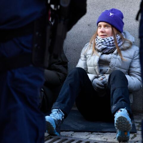 Η αστυνομία απομάκρυνε την Γκρέτα Τούνμπεργκ και άλλους ακτιβιστές για το κλίμα που είχαν αποκλείσει την είσοδο του σουηδικού κοινοβουλίου.