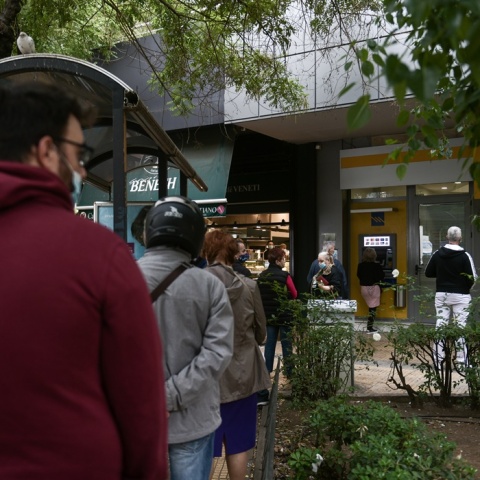 Ουρά για την ανάληψη χρημάτων από ΑΤΜ