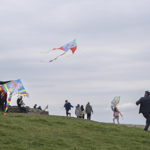 Καθαρά Δευτέρα - Γονείς με τα παιδιά τους πετούν χαρταετό