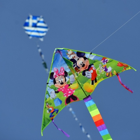 Χαρταετοί πετούν στον ουρανό την Καθαρά Δευτέρα