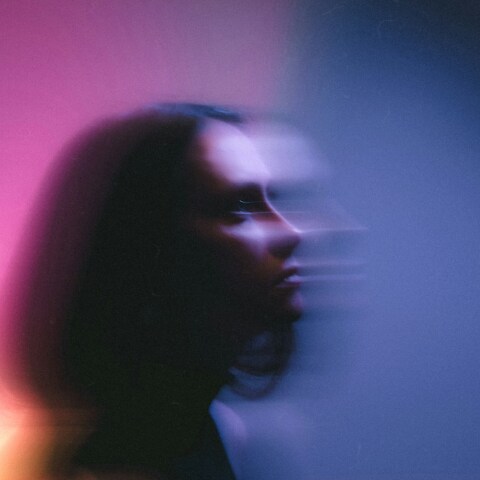 Κορίτσι σε μία λήψη που δείχνει την εικόνα να τρέμει - Εικόνα που παραπέμπει σε σύγχυση