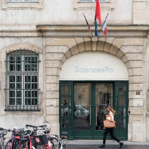 Γαλλία: Παραιτήθηκε ο διευθυντής κορυφαίου πανεπιστημιακού ιδρύματος, ο οποίος κατηγορείται για ενδοοικογενειακή βία - Ζητούσαν την αποπομπή του οι φοιτητές.