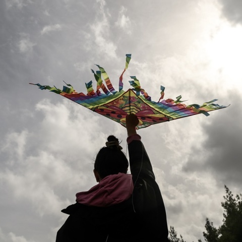 Γυναίκα κρατά χαρταετό την Καθαρά Δευτέρα