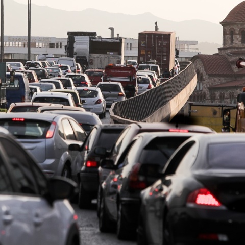 Αυτοκίνητα κολλημένα στην κίνηση σε κεντρικό δρόμο της Αθήνας