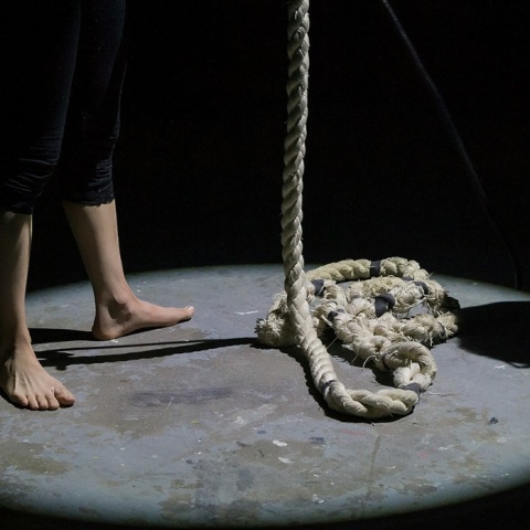 Άνδρας με σκοινί - Εικόνα που διαμορφώνει την εντύπωση περί αυτοκτονίας με θηλιά