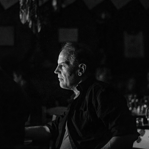 Η Μαρία Μαυρικάκη αποχαιρετά τον συγγραφέα και δημοσιογράφο Δημήτρη Φύσσα.