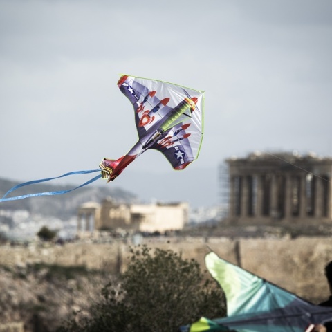 Χαρταετοί πετούν στον Αττικό ουρανό