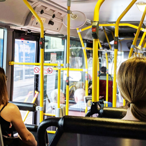 Ιστορίες που ακούς μέσα στα Μέσα Μαζικής Μεταφοράς