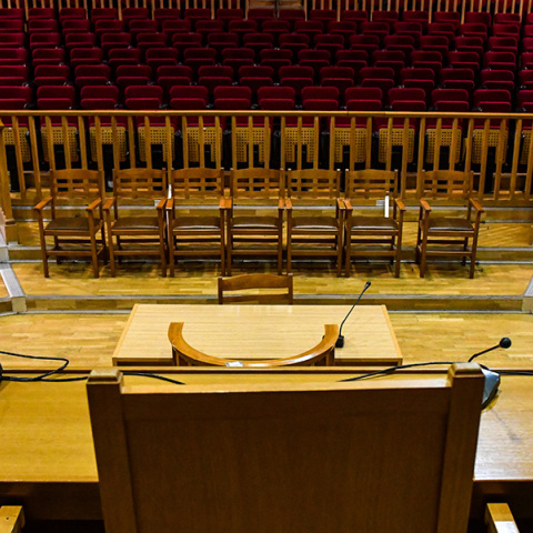 Τι τα θέλουμε τα δικαστήρια; Αφού έχουμε «επιτροπές», εκπομπές και μέσα κοινωνικής δικτύωσης