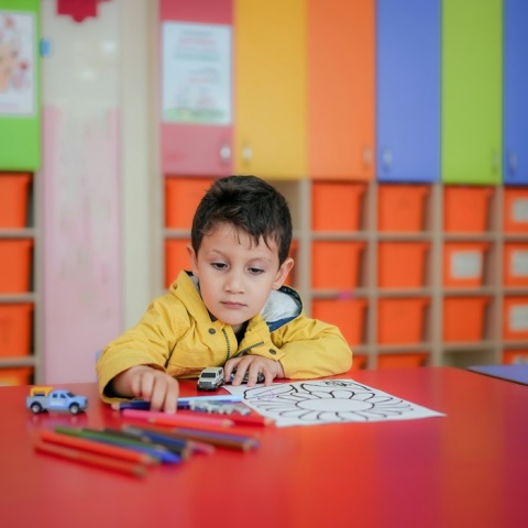 Παιδάκι σε τάξη νηπιαγωγείου