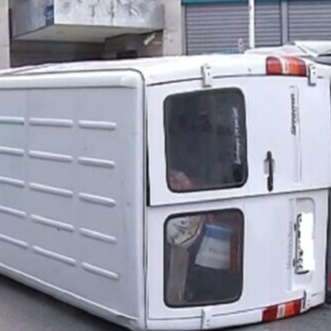 Τροχαίο στα Πατήσια: Βαν παραβίασε το κόκκινο και συγκρούστηκε με αυτοκίνητο