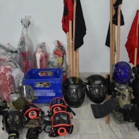 ΕΛ.ΑΣ. - επιχείρηση στο ΑΠΘ: Από αντιασφυξιογόνες μάσκες μέχρι χειροβομβίδες χειρός και μεταλλικούς τροχούς κοπής εντόπισαν οι αρχές.