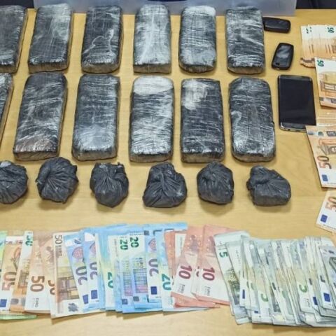 Θεσσαλονίκη: Κατασχέθηκαν 7 κιλά ηρωίνης - Τα έκρυβε ανδρόγυνο σε «καβάτζα» σε βράχια - Σχηματίστηκε δικογραφία σε βάρος τους.