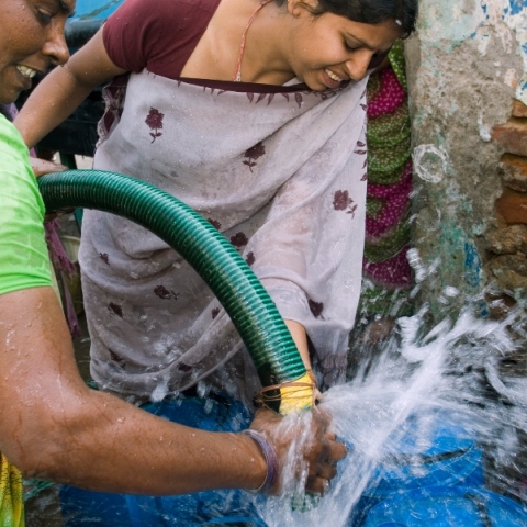 Καύσωνες και ξηρασία προκαλούν λειψυδρία στην Ινδία. Οι κάτοικοι αναγκάζονται να προμηθευτούν νερό από βυτιοφόρο στην παραγκούπολη Kusumpur Pahari στο Νέο Δελχί, κατά τη διάρκεια του καύσωνα του 2022