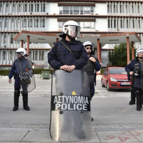 Θεσσαλονίκη: Οι 49 προσαγωγές μετατράπηκαν σε συλλήψεις μετά την επέμβαση της αστυνομίας στη Σχολή Θετικών Επιστημών του ΑΠΘ.