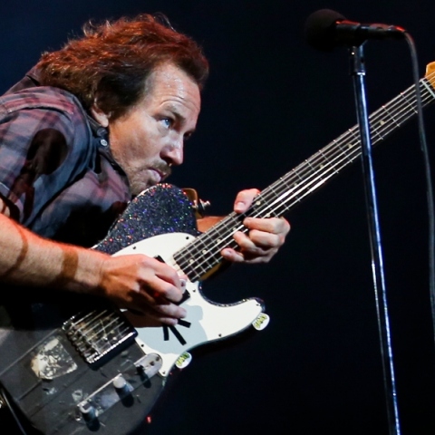 O Eddie Vedder, frontman των Pearl Jam, μίλησε για τις ομοιότητες του κοινού της Taylor Swift με το punk rock.