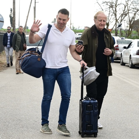 Ο πρόεδρος του ΣΥΡΙΖΑ, Στέφανος Κασσελάκης, με τον πατέρα του, έξω από το στρατόπεδο