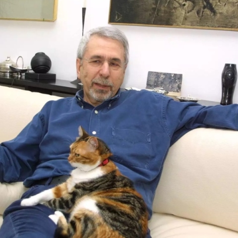 Νίκος Δήμου: Συνέντευξη με τον συγγραφέα για το νέο του βιβλίο «Η αντίσταση στον Δαρβίνο και άλλα 13 ετερόδοξα κείμενα» που κυκλοφορεί από τις εκδόσεις Πατάκη.