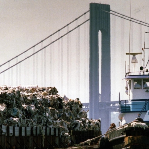  H φορτηγίδα με την ονομασία Mobro 4000 που περιφερόταν μεταφέροντας πάνω από 3.000 τόνους σκουπιδιών