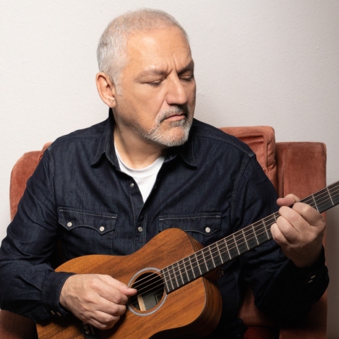 Νίκος Πορτοκάλογλου: Συνέντευξη για το νέο του άλμπουμ, το Μουσικό Κουτί, τα τραγούδια του και τη ζωή του.