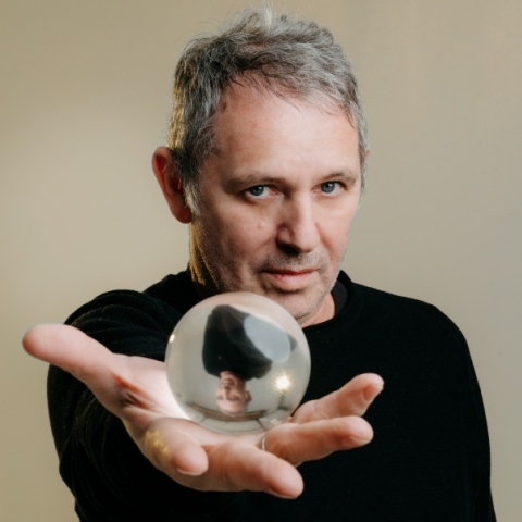 Ο Παύλος Παυλίδης μιλάει στον Γιάννη Πετρίδη για το project, «Πέρα από τη θάλασσα»