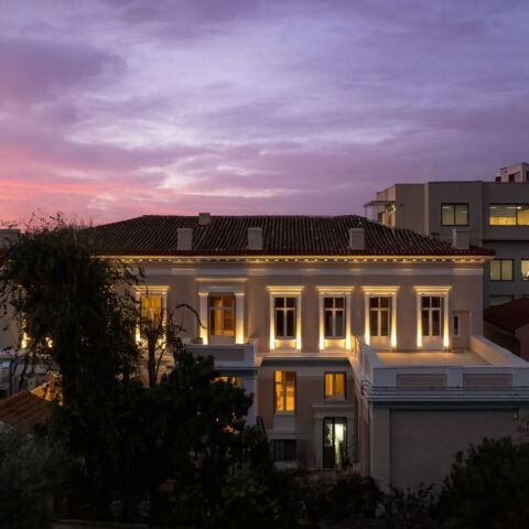 Το νέο πολυτελές ξενοδοχείο La Divina υποδέχεται τους επισκέπτες του στο ιστορικό κέντρο της Αθήνας