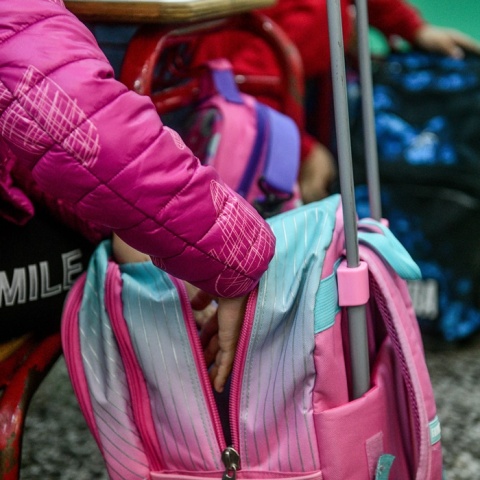 Κοριτσάκι βγάζει από την τσάντα του τετράδιο