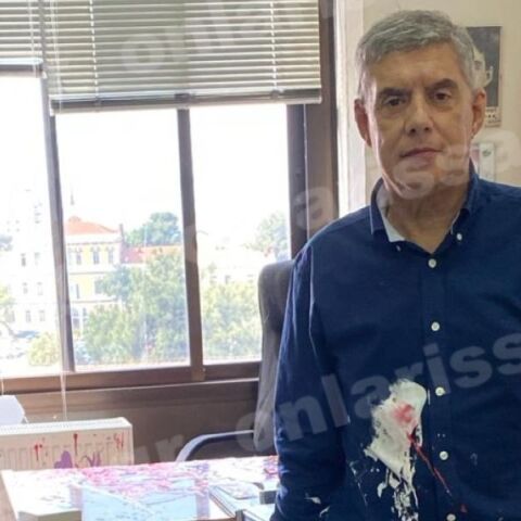 Τέμπη: Επίθεση με μπογιές στον πρώην περιφερειάρχη Θεσσαλίας Κώστα Αγοραστό