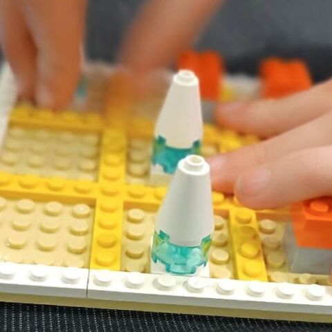 Θεσσαλονίκη: Επιτραπέζιο παιχνίδι για τυφλούς, από επαναχρησιμοποιημένα τουβλάκια, κατασκεύασαν μαθητές του Ειδικού Γυμνασίου-Λυκείου Κωφών και Βαρηκόων.